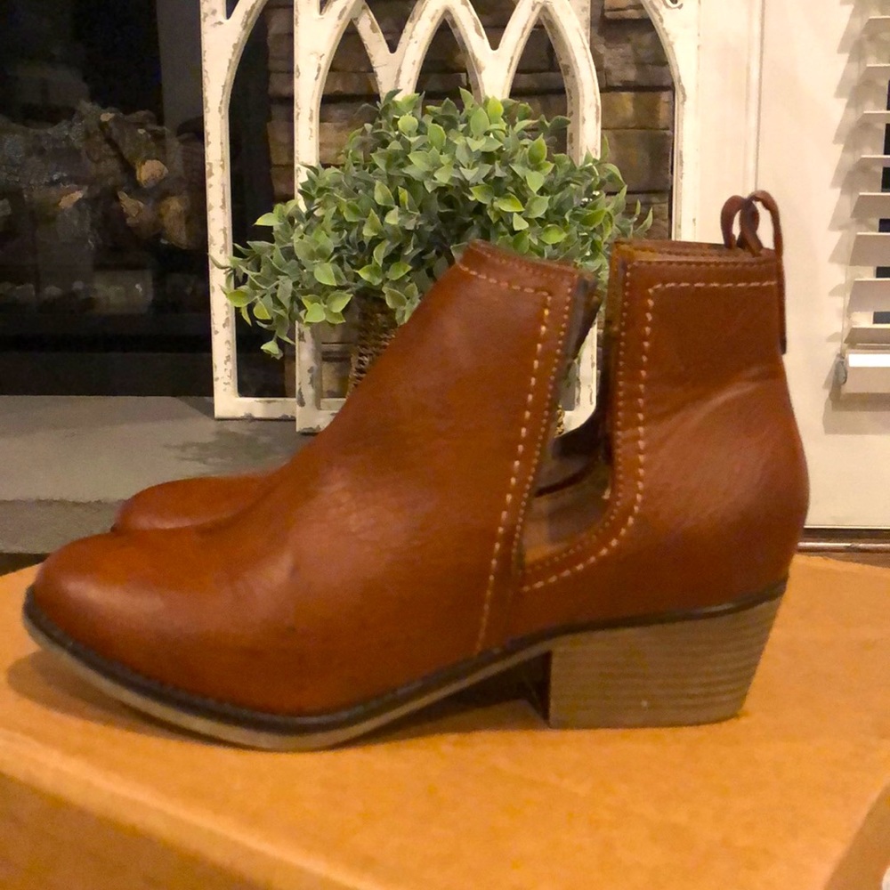 Olivia Miller brown booties size 7.5
